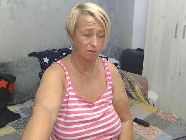 LovePinkLilli webcam