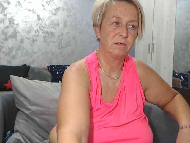 LovePinkLilli webcam
