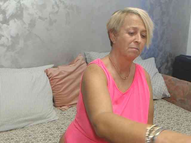 LovePinkLilli webcam
