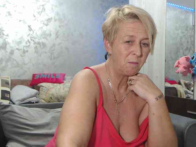 LovePinkLilli webcam