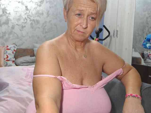 LovePinkLilli webcam