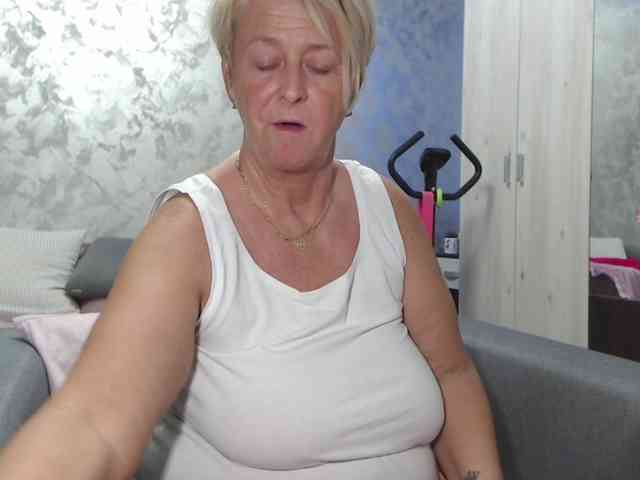 LovePinkLilli webcam