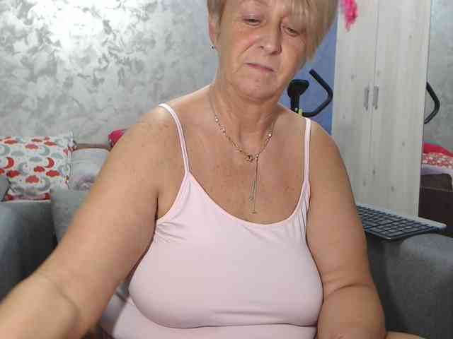 LovePinkLilli webcam