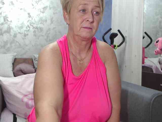 LovePinkLilli webcam