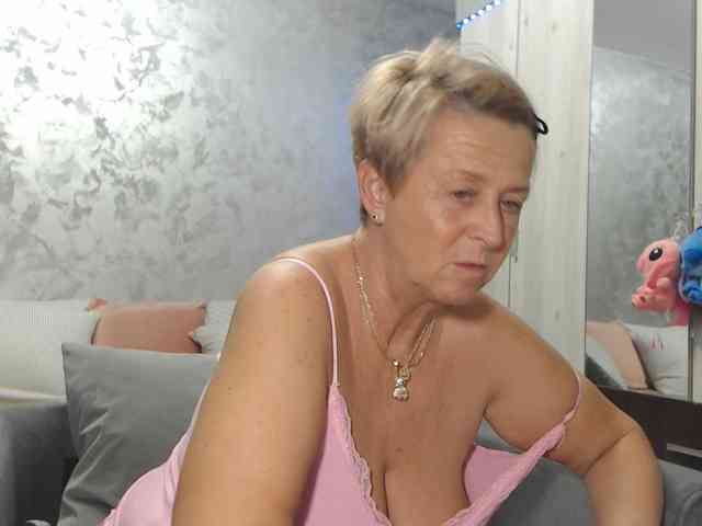 LovePinkLilli webcam
