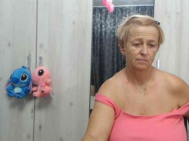 LovePinkLilli webcam