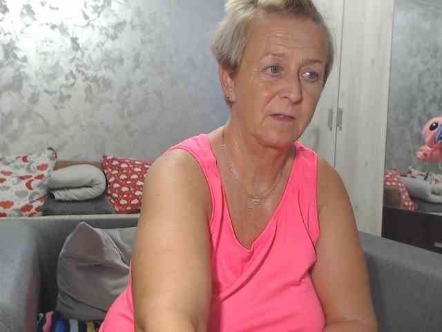LovePinkLilli webcam