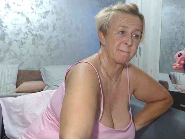 LovePinkLilli webcam