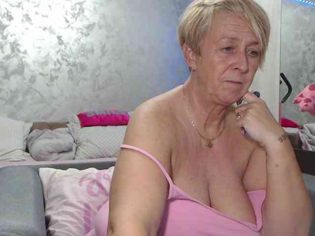 LovePinkLilli webcam