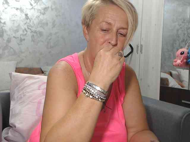 LovePinkLilli webcam