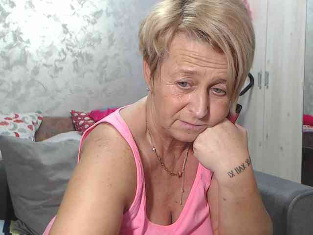 LovePinkLilli webcam