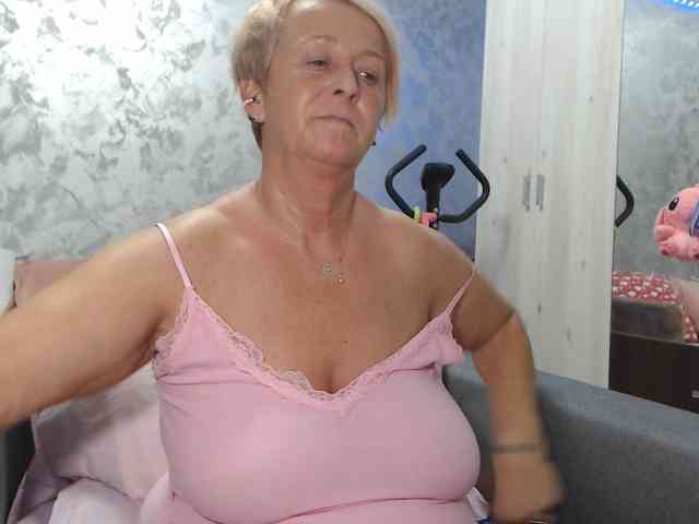 LovePinkLilli webcam