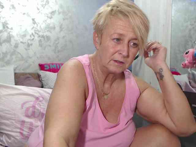 LovePinkLilli webcam