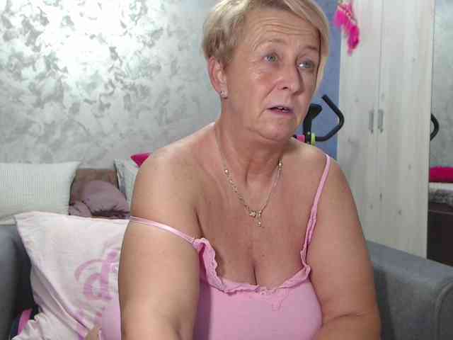 LovePinkLilli webcam