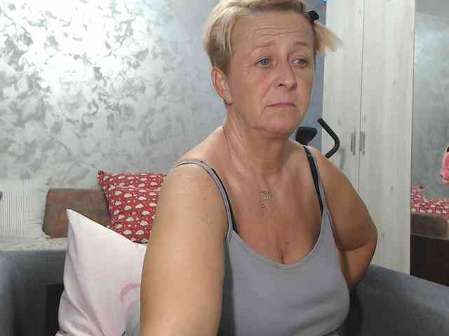 LovePinkLilli webcam