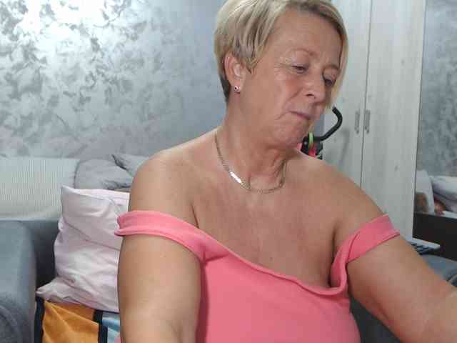 LovePinkLilli webcam