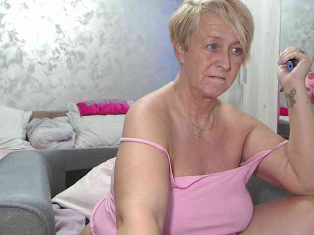 LovePinkLilli webcam