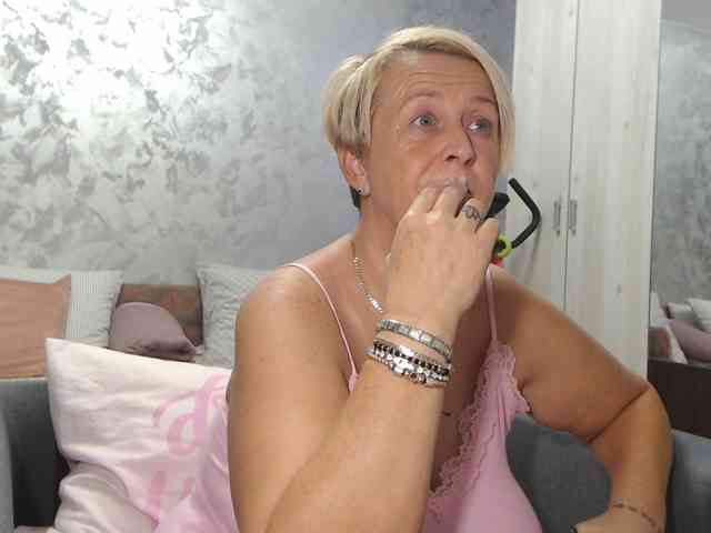 LovePinkLilli webcam