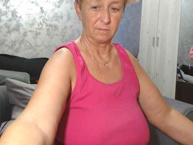 LovePinkLilli webcam