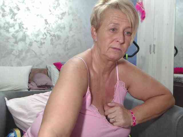 LovePinkLilli webcam