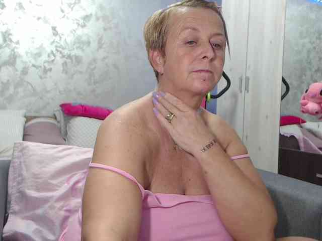 LovePinkLilli webcam