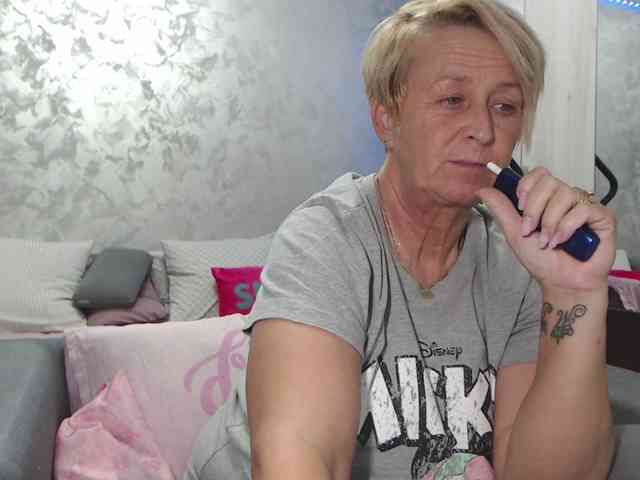 LovePinkLilli webcam