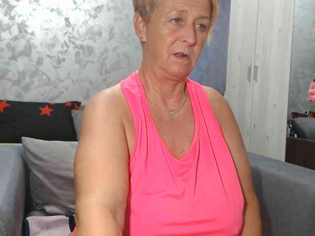 LovePinkLilli webcam