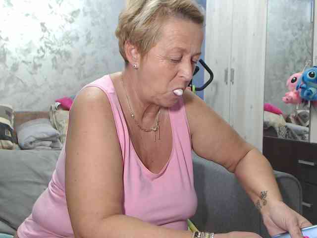 LovePinkLilli webcam