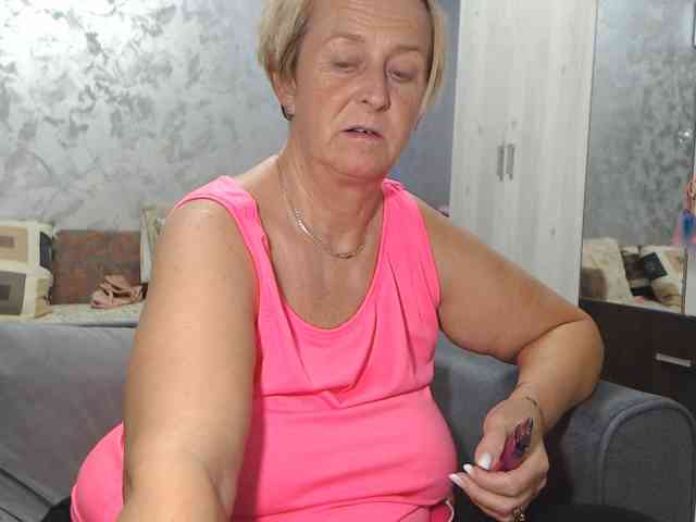LovePinkLilli webcam