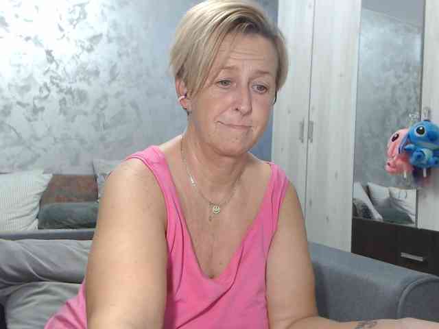 LovePinkLilli webcam