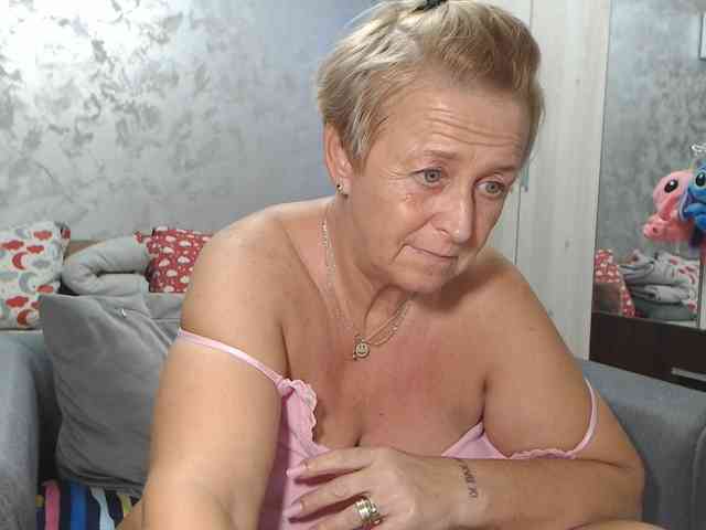 LovePinkLilli webcam