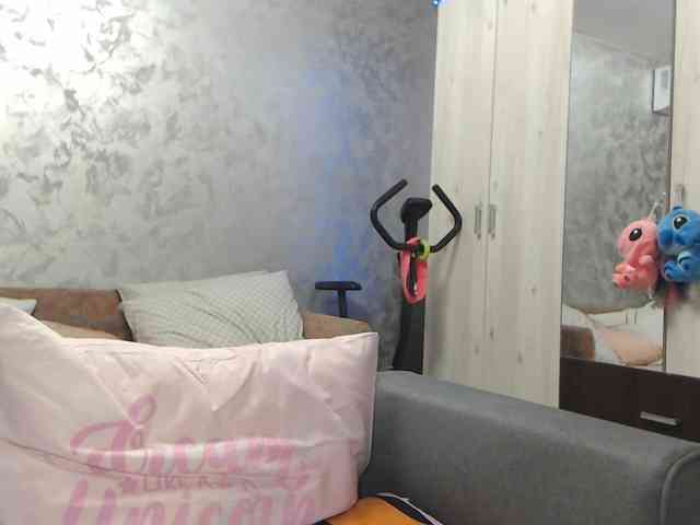 LovePinkLilli webcam