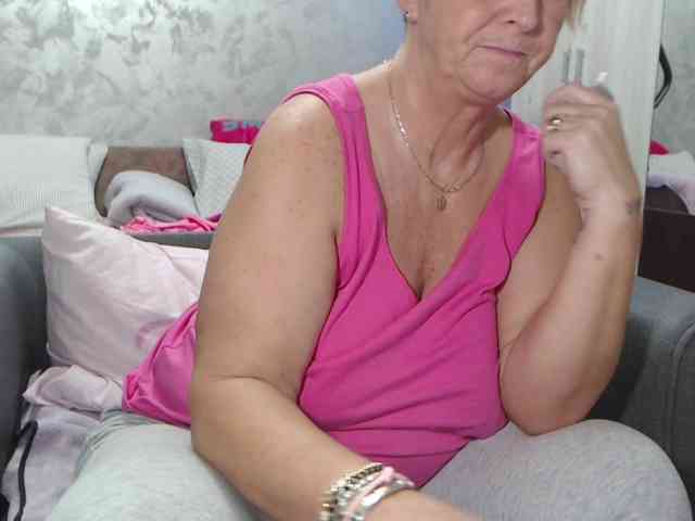 LovePinkLilli webcam