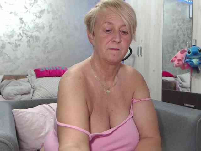 LovePinkLilli webcam