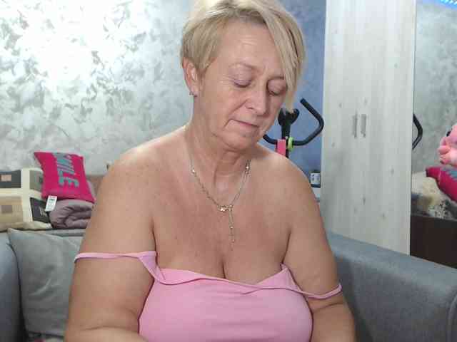 LovePinkLilli webcam