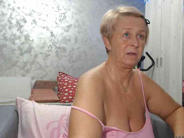 LovePinkLilli webcam