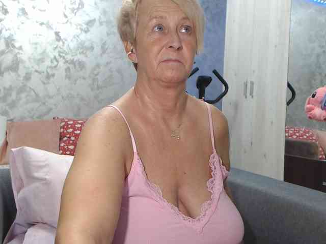 LovePinkLilli webcam