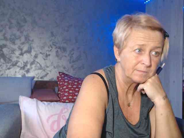 LovePinkLilli webcam