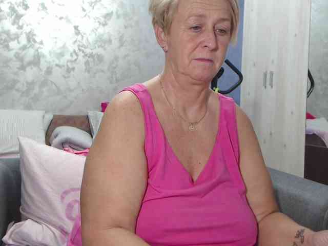 LovePinkLilli webcam