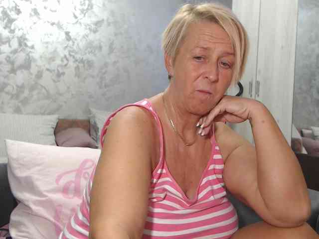 LovePinkLilli webcam