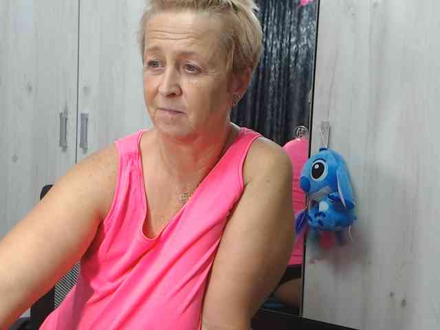 LovePinkLilli webcam