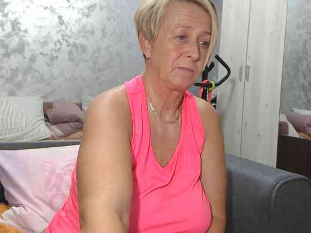 LovePinkLilli webcam