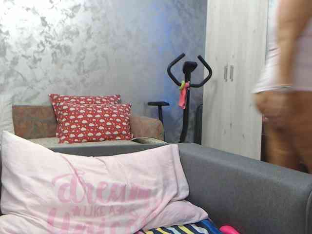 LovePinkLilli webcam