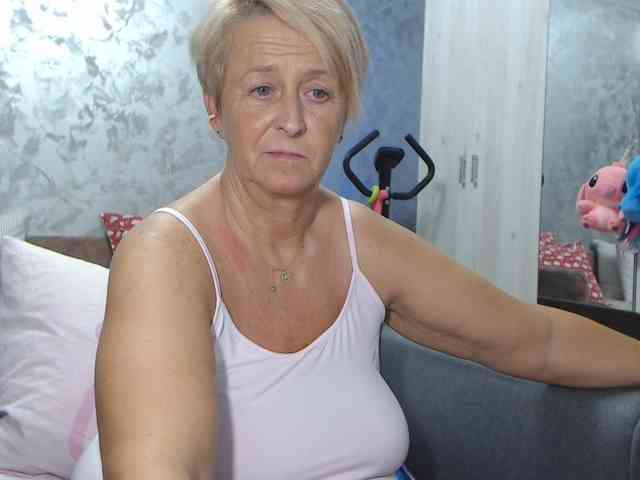 LovePinkLilli webcam