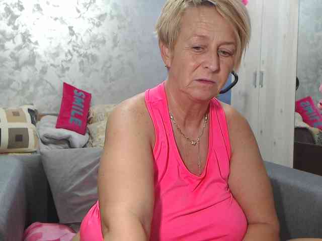 LovePinkLilli webcam