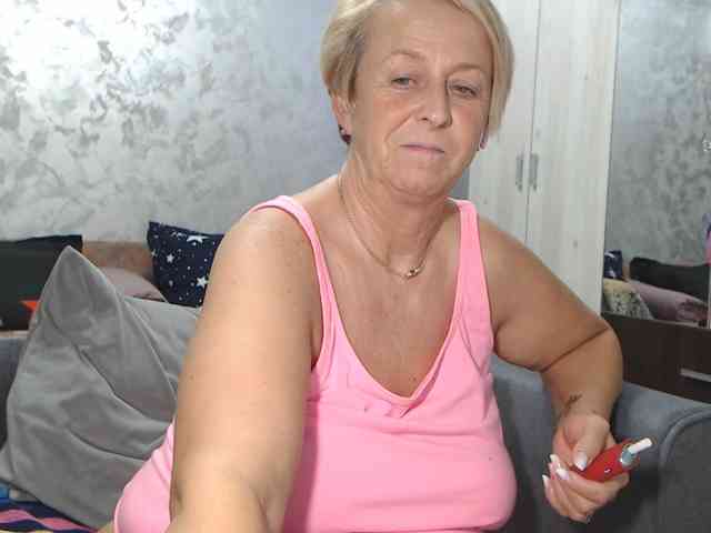 LovePinkLilli webcam