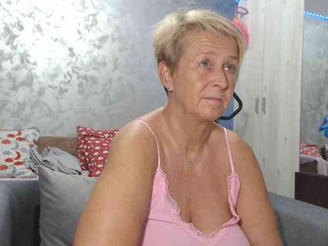 LovePinkLilli webcam