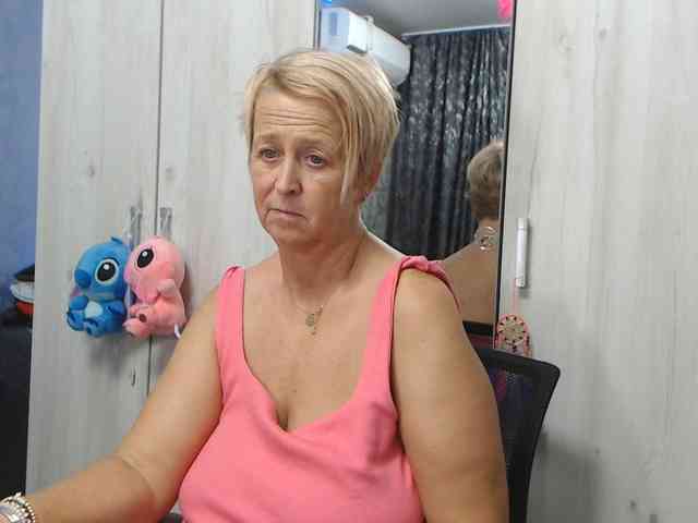 LovePinkLilli webcam