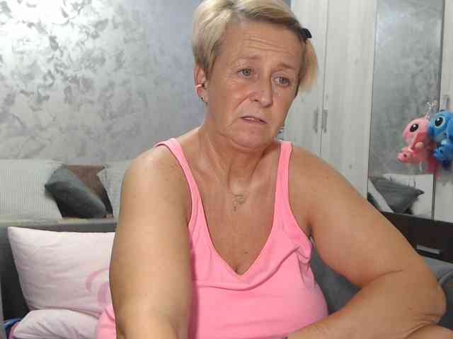 LovePinkLilli webcam