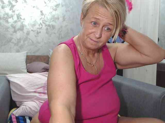 LovePinkLilli webcam